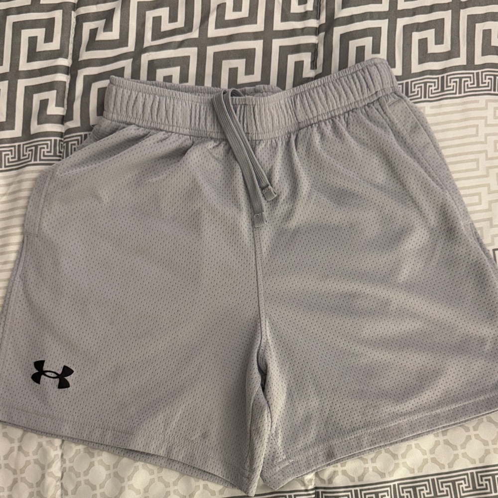 Under Armour Boy’s Light Gray Mesh Shorts Size Youth Medium